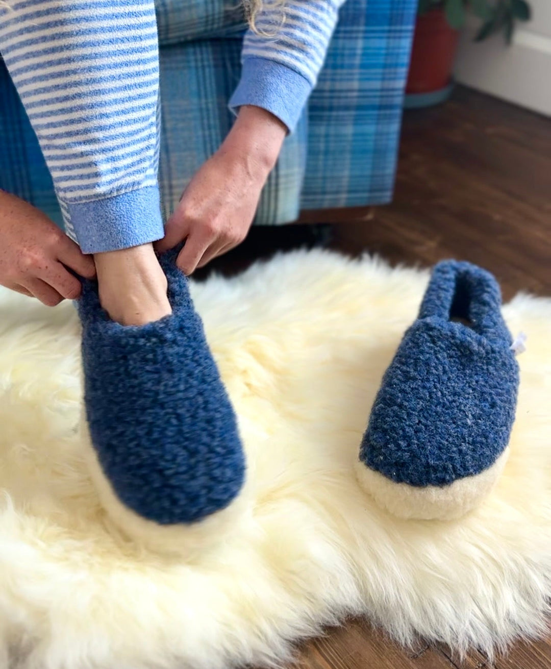 Wrap up in timeless style with our collection of wool accessories, made using natural fibres including wool and wool blends 🧶🍃. Designed for warmth, comfort, and everyday wear, each piece combines traditional craftsmanship with classic Irish style.