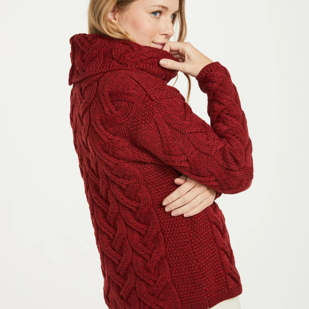 Kinsale 100% Aran Knit Sweater – Timeless Irish Style ☘️

Experience year-round warmth and elegance with the Kinsale Aran Knit Sweater, crafted from super-soft Merino wool by Aran Crafts.

✨ Features:

Iconic Cable Stitch: Bold Aran cable stitching takes center stage, complemented by subtle moss stitch side panels.
Elegant Cowl Neck: Adds a cozy and stylish touch.
Heritage Design: Inspired by the rich history of Aran knitwear, made famous globally in the 1950s.