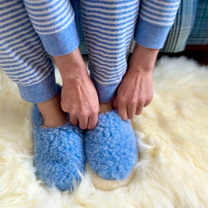 Pure Wool Slippers – Handcrafted in Ireland 🇮🇪✨

Material: 100% Siberian Wool
Unisex Design: Yoko Wool

Step into Luxury:
Slip into ultimate comfort with our handcrafted wool slippers. Made from luxurious Siberian wool, these slippers are soft, warm, and naturally insulating, perfect for keeping your feet cozy indoors 🧦❄️.

Why You&