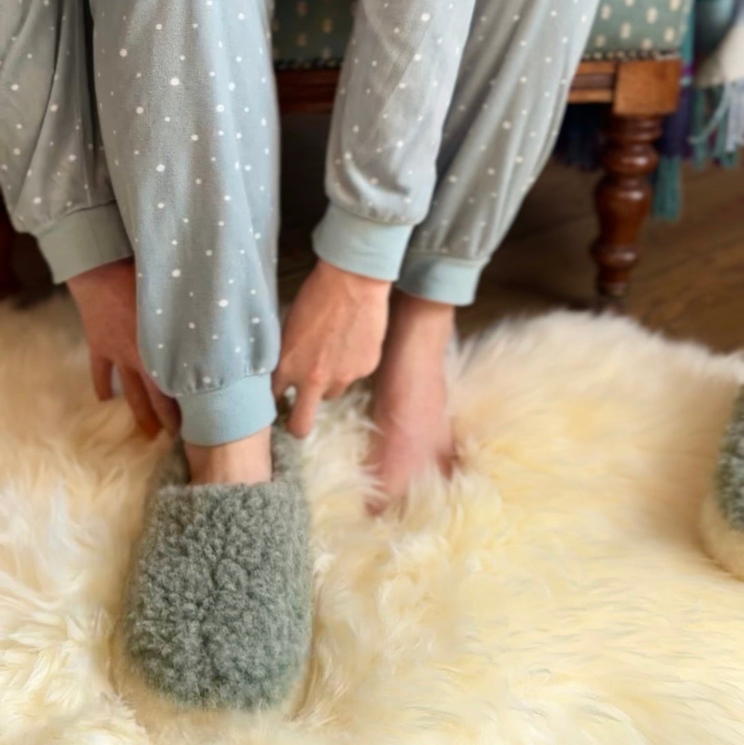 Pure Wool Slippers – Handcrafted in Ireland 🇮🇪✨

Material: 100% Siberian Wool
Unisex Design: Yoko Wool

Step into Luxury:
Slip into ultimate comfort with our handcrafted wool slippers. Made from luxurious Siberian wool, these slippers are soft, warm, and naturally insulating, perfect for keeping your feet cozy indoors 🧦❄️.

Why You&