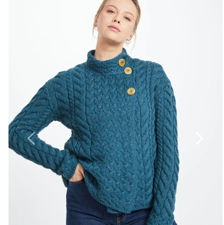 ☘️ Ladies Irish-Made Cable Knit Aran Cardigan 🧶
Comfort, Versatility, and Timeless Elegance

Wrap yourself in the warmth of tradition with our Ladies Irish-Made Cable Knit Aran Cardigan, a perfect fusion of heritage and modern style.

🌟 Key Features You’ll Love:
🧵 Premium Material: Crafted from 100% Supersoft Merino Wool, ensuring exceptional softness and warmth.
✨ Elegant Design: Features a stunning overlapping central trellis panel, combining classic Aran texture with a contemporary twist.