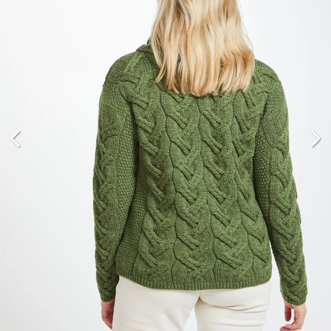 Kinsale 100% Aran Knit Sweater – Timeless Irish Style ☘️

Experience year-round warmth and elegance with the Kinsale Aran Knit Sweater, crafted from super-soft Merino wool by Aran Crafts.

✨ Features:

Iconic Cable Stitch: Bold Aran cable stitching takes center stage, complemented by subtle moss stitch side panels.
Elegant Cowl Neck: Adds a cozy and stylish touch.
Heritage Design: Inspired by the rich history of Aran knitwear, made famous globally in the 1950s.
