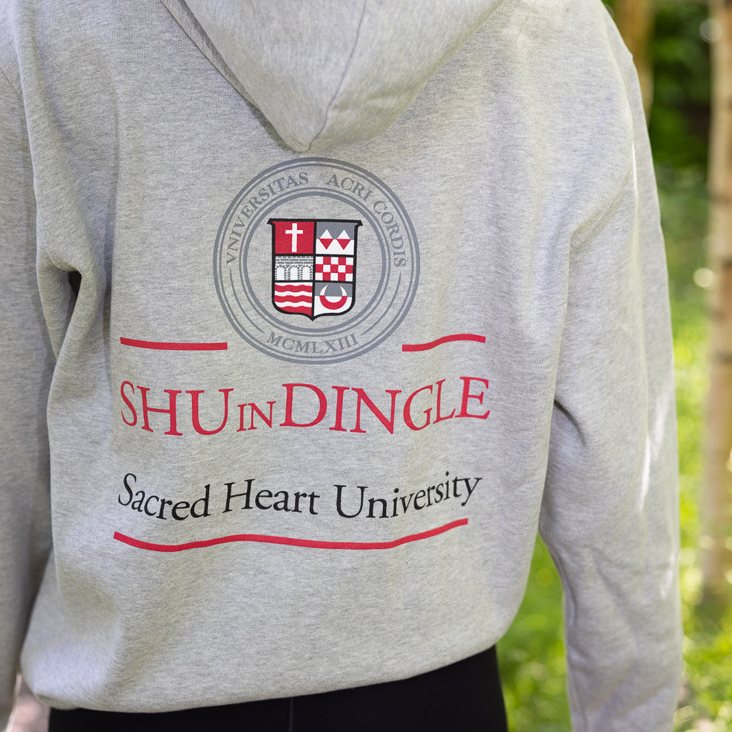 Official Sacred Heart University Dingle Apparel – Sustainable Style with Purpose 🌍🎓

Celebrate your connection to Sacred Heart University Dingle with our exclusive collection of sweatshirts, hoodies, t-shirts, and beanies. Designed to evoke pride and belonging, each piece reflects the university&