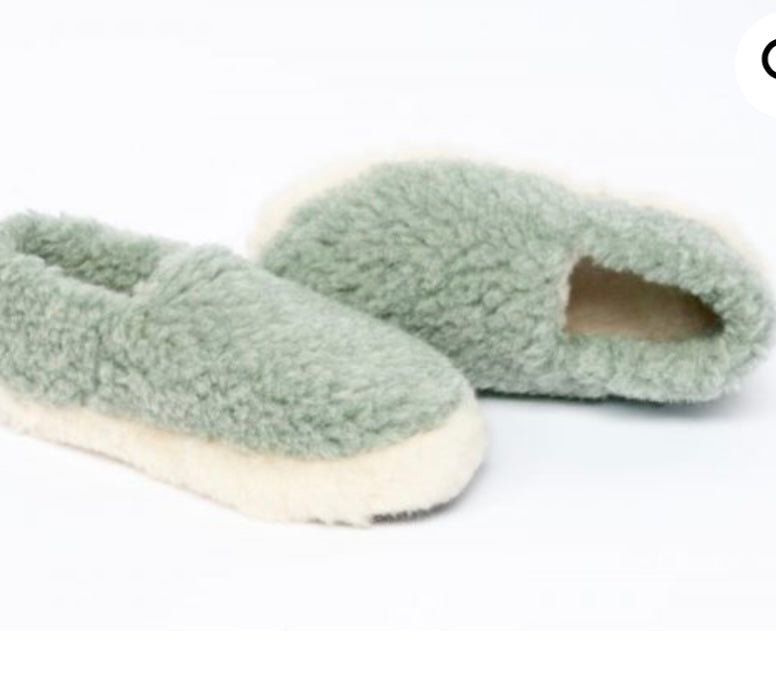 Pure Wool Slippers – Handcrafted in Ireland 🇮🇪✨

Material: 100% Siberian Wool
Unisex Design: Yoko Wool

Step into Luxury:
Slip into ultimate comfort with our handcrafted wool slippers. Made from luxurious Siberian wool, these slippers are soft, warm, and naturally insulating, perfect for keeping your feet cozy indoors 🧦❄️.

Why You&